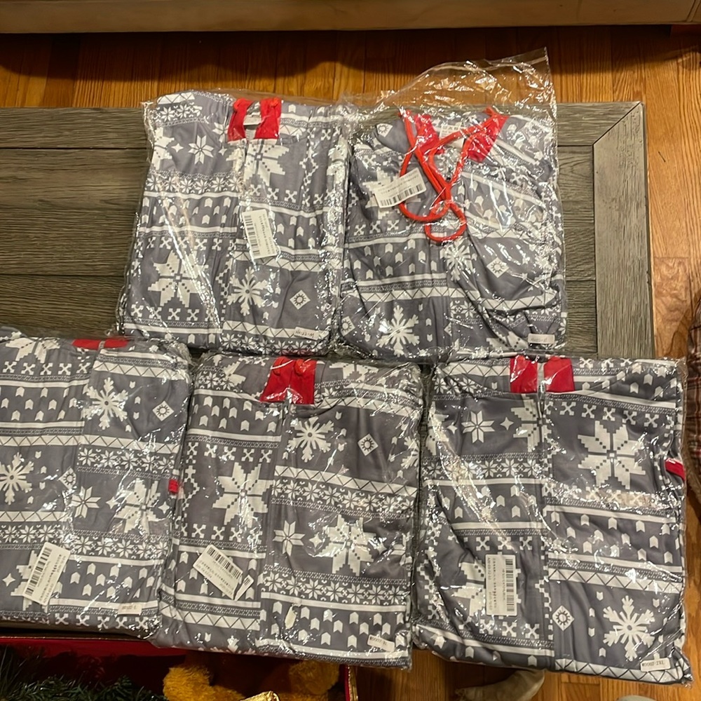 NWT Matching Snowflake Print Onesies - (5) Total